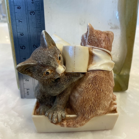 Harmony Kingdom Powder Room Cats Trinket Box Figurine, 2.5" tall x 2.25" wide - Picture 9 of 9